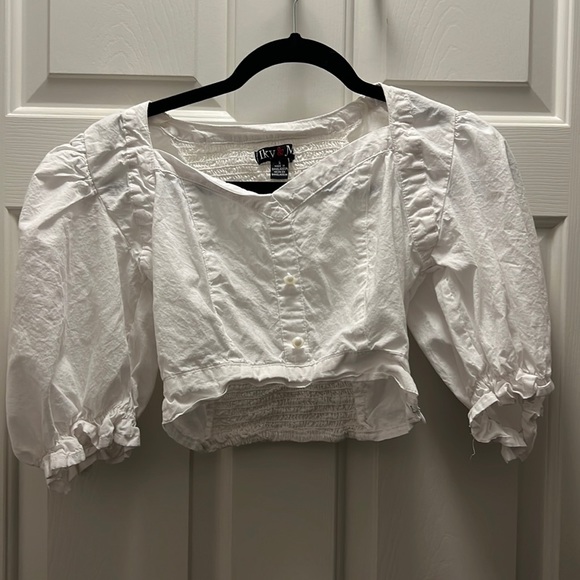 white blouse with 2 pearl buttons with a stretchy back - Picture 1 of 2
